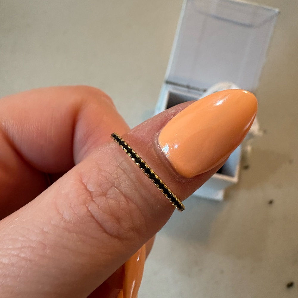 Elegant Black and Gold Women's Ring